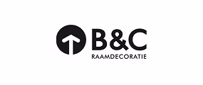 Logo voor B&C Raamdecoratie, met een zwarte cirkel met een witte pijl omhoog aan de linkerkant en de tekst B&C RAAMDECORATIE in zwart aan de rechterkant tegen een witte achtergrond.